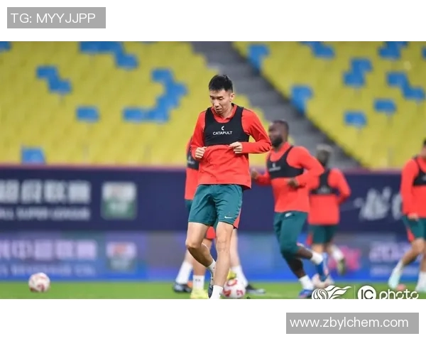 足球场上悠闲散步的球星是谁引发球迷热议揭秘他的独特魅力与原因